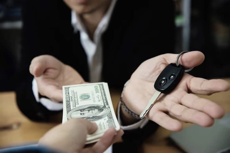 Hombre comprando auto con dinero en efectivo